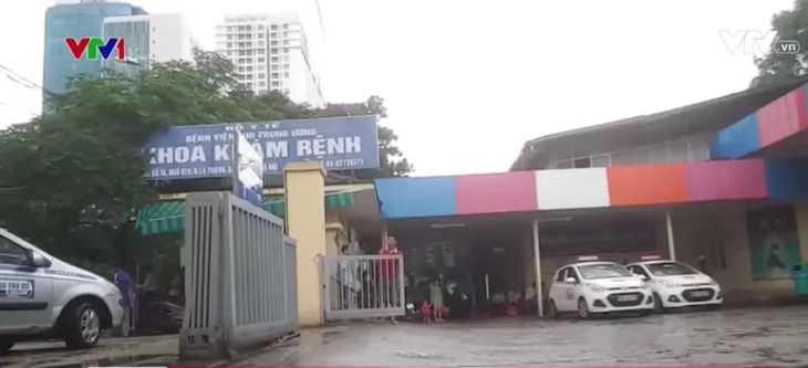 Ký hợp đồng với một hãng taxi, Bệnh viện Nhi Trung ương nói không độc quyền - Ảnh 1. Ký hợp đồng với một hãng taxi, Bệnh viện Nhi Trung ương nói không độc quyền - Ảnh 1.