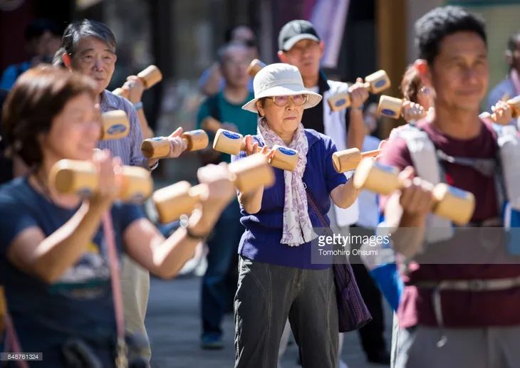 Hàng trăm cụ già tham gia phong trào người cao tuổi tập thể dục ở Tokyo, Nhật Bản - Ảnh 5. Hàng trăm cụ già tham gia phong trào người cao tuổi tập thể dục ở Tokyo, Nhật Bản - Ảnh 5.