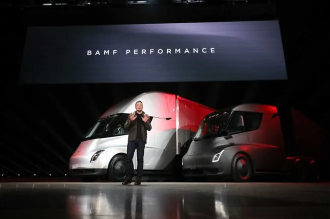 Tesla trình làng siêu xe tải chạy bằng điện - Ảnh 1. Tesla trình làng siêu xe tải chạy bằng điện - Ảnh 1.