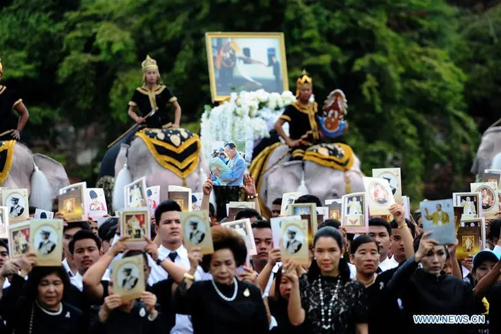 Thái Lan tưởng niệm 1 năm ngày vua Bhumibol Adulyadej băng hà - Ảnh 1. Thái Lan tưởng niệm 1 năm ngày vua Bhumibol Adulyadej băng hà - Ảnh 1.
