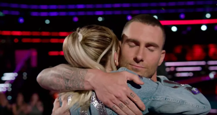 Ngỡ ngàng trước khoảnh khắc Miley Cyrus và Adam Levine ôm hôn nhau ở The Voice - Ảnh 2. Ngỡ ngàng trước khoảnh khắc Miley Cyrus và Adam Levine ôm hôn nhau ở The Voice - Ảnh 2.