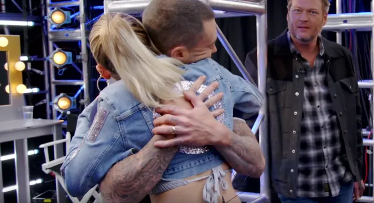 Ngỡ ngàng trước khoảnh khắc Miley Cyrus và Adam Levine ôm hôn nhau ở The Voice - Ảnh 3. Ngỡ ngàng trước khoảnh khắc Miley Cyrus và Adam Levine ôm hôn nhau ở The Voice - Ảnh 3.