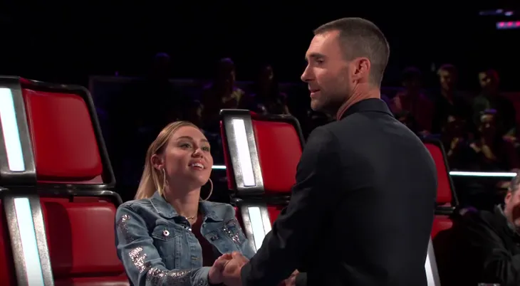 Ngỡ ngàng trước khoảnh khắc Miley Cyrus và Adam Levine ôm hôn nhau ở The Voice - Ảnh 5. Ngỡ ngàng trước khoảnh khắc Miley Cyrus và Adam Levine ôm hôn nhau ở The Voice - Ảnh 5.