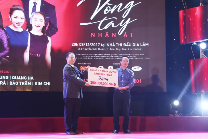 Dàn ca sĩ nổi tiếng góp giọng vì người nghèo nối dài Vòng tay nhân ái - Ảnh 1. Dàn ca sĩ nổi tiếng góp giọng vì người nghèo nối dài Vòng tay nhân ái - Ảnh 1.