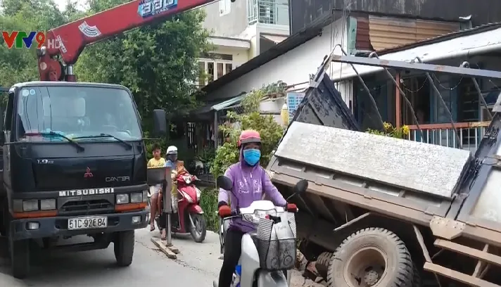TP HCM: Xe tải làm sập đường, lật xuống mương nước - Ảnh 1. TP HCM: Xe tải làm sập đường, lật xuống mương nước - Ảnh 1.
