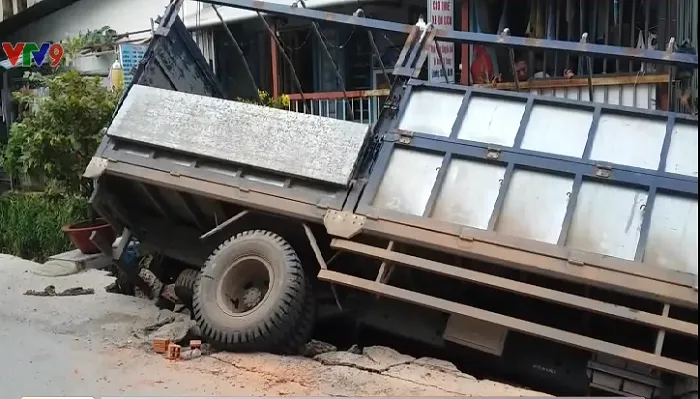 TP HCM: Xe tải làm sập đường, lật xuống mương nước - Ảnh 3. TP HCM: Xe tải làm sập đường, lật xuống mương nước - Ảnh 3.