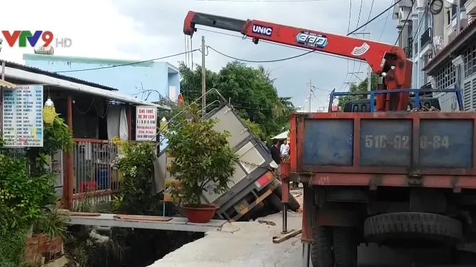 TP HCM: Xe tải làm sập đường, lật xuống mương nước - Ảnh 4. TP HCM: Xe tải làm sập đường, lật xuống mương nước - Ảnh 4.