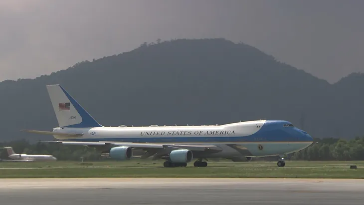 Những hình ảnh đầu tiên của Tổng thống Mỹ Donald Trump tại Việt Nam - Ảnh 1. Những hình ảnh đầu tiên của Tổng thống Mỹ Donald Trump tại Việt Nam - Ảnh 1.