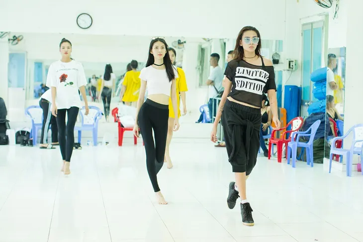 Top 3 Vietnams Next Top Model 2017 - All Stars tất bật trước chung kết - Ảnh 3. Top 3 Vietnams Next Top Model 2017 - All Stars tất bật trước chung kết - Ảnh 3.