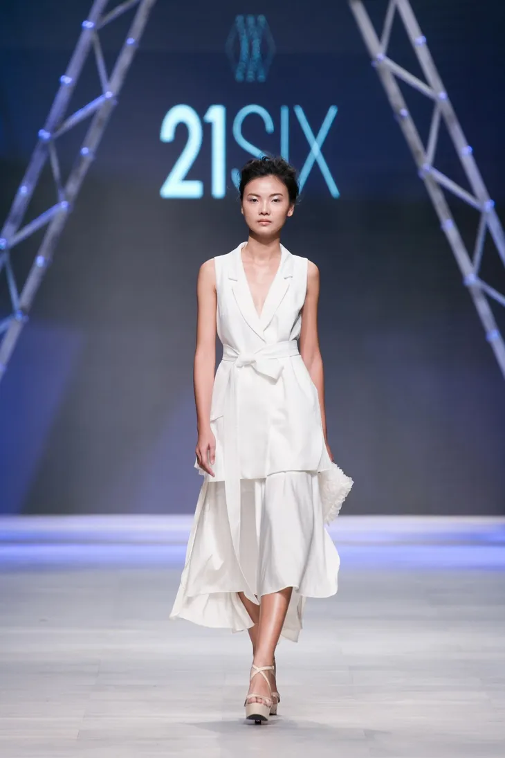 Thêm một thế giới thần tiên trên sàn catwalk Tuần lễ thời trang quốc tế Việt Nam Thu - Đông 2017 - Ảnh 15. Thêm một thế giới thần tiên trên sàn catwalk Tuần lễ thời trang quốc tế Việt Nam Thu - Đông 2017 - Ảnh 15.