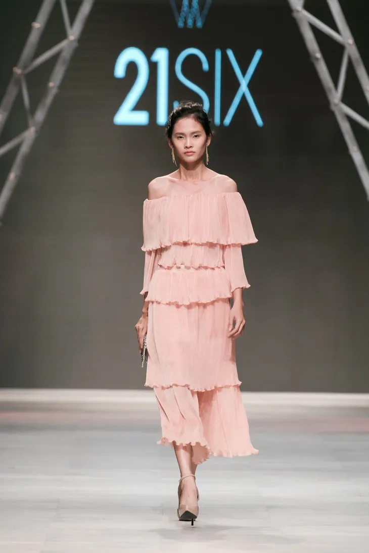 Thêm một thế giới thần tiên trên sàn catwalk Tuần lễ thời trang quốc tế Việt Nam Thu - Đông 2017 - Ảnh 14. Thêm một thế giới thần tiên trên sàn catwalk Tuần lễ thời trang quốc tế Việt Nam Thu - Đông 2017 - Ảnh 14.
