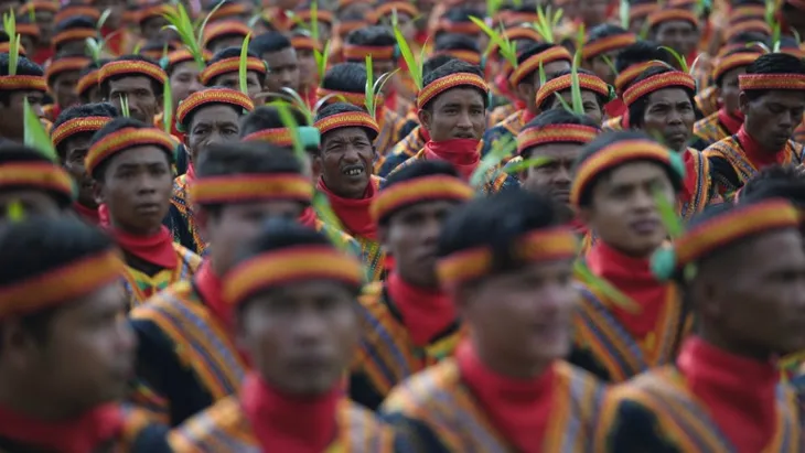 Hơn 10.000 người ở Indonesia phá vỡ kỷ lục cùng nhảy điệu truyền thống - Ảnh 1. Hơn 10.000 người ở Indonesia phá vỡ kỷ lục cùng nhảy điệu truyền thống - Ảnh 1.
