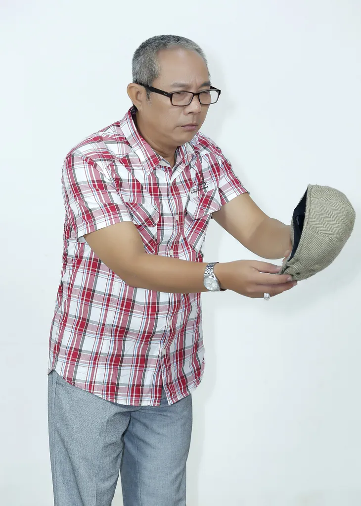 Trung Dân hóa ông chủ khó tính, đi tìm vợ ở tuổi xế chiều trong sitcom mới - Ảnh 2. Trung Dân hóa ông chủ khó tính, đi tìm vợ ở tuổi xế chiều trong sitcom mới - Ảnh 2.