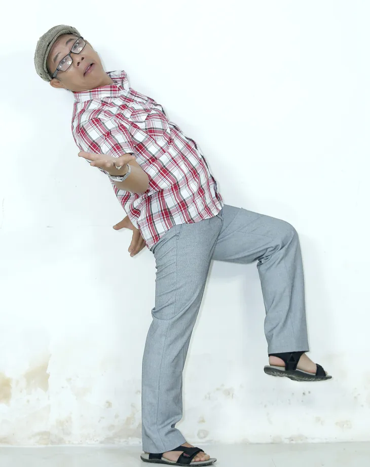 Trung Dân hóa ông chủ khó tính, đi tìm vợ ở tuổi xế chiều trong sitcom mới - Ảnh 1. Trung Dân hóa ông chủ khó tính, đi tìm vợ ở tuổi xế chiều trong sitcom mới - Ảnh 1.