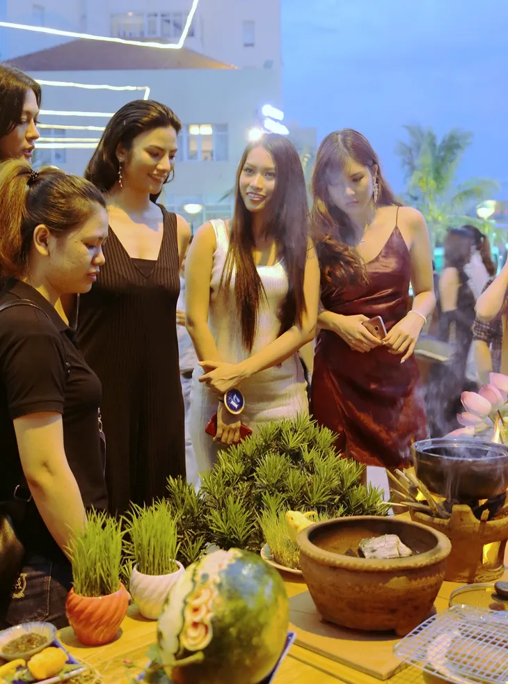 Thí sinh Hoa hậu Hữu nghị ASEAN thích thú với ẩm thực Phú Yên - Ảnh 2. Thí sinh Hoa hậu Hữu nghị ASEAN thích thú với ẩm thực Phú Yên - Ảnh 2.