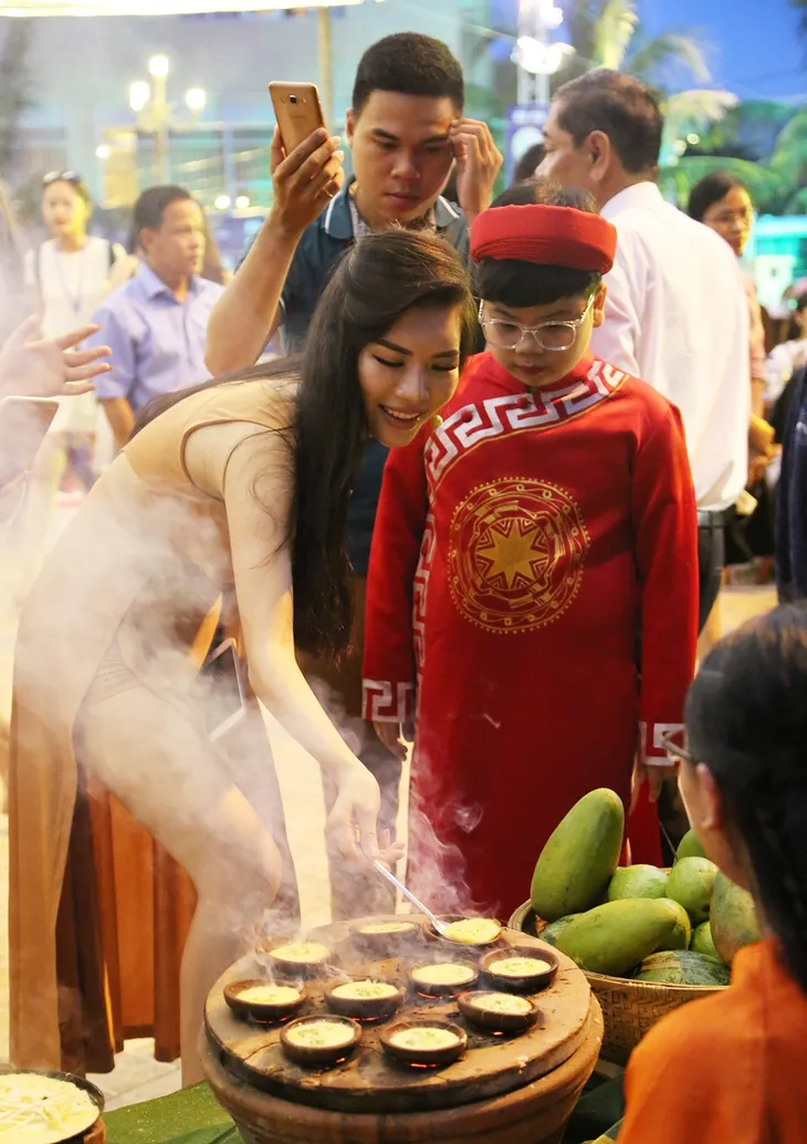 Thí sinh Hoa hậu Hữu nghị ASEAN thích thú với ẩm thực Phú Yên - Ảnh 4. Thí sinh Hoa hậu Hữu nghị ASEAN thích thú với ẩm thực Phú Yên - Ảnh 4.