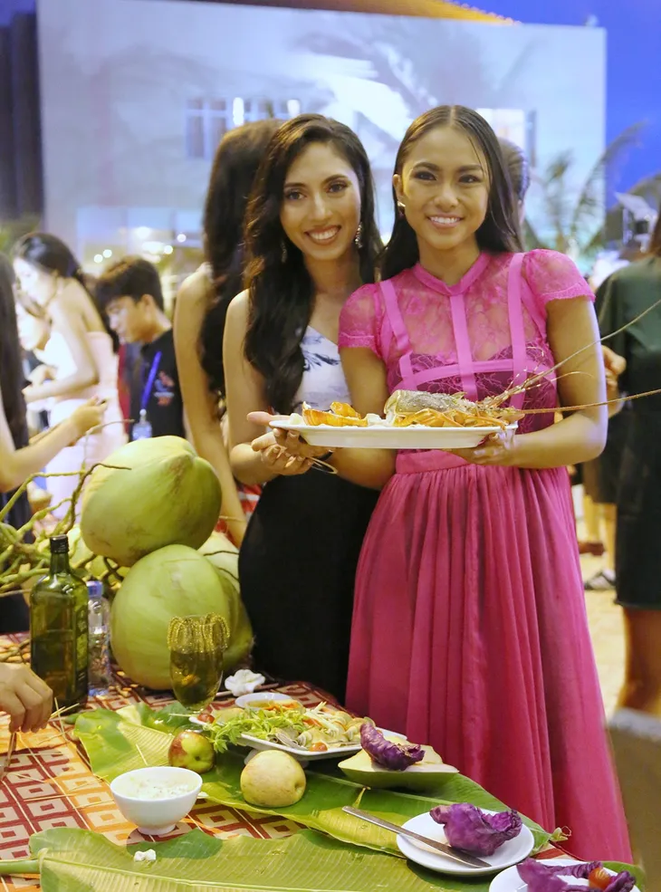 Thí sinh Hoa hậu Hữu nghị ASEAN thích thú với ẩm thực Phú Yên - Ảnh 7. Thí sinh Hoa hậu Hữu nghị ASEAN thích thú với ẩm thực Phú Yên - Ảnh 7.