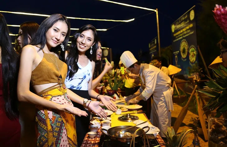 Thí sinh Hoa hậu Hữu nghị ASEAN thích thú với ẩm thực Phú Yên - Ảnh 8. Thí sinh Hoa hậu Hữu nghị ASEAN thích thú với ẩm thực Phú Yên - Ảnh 8.