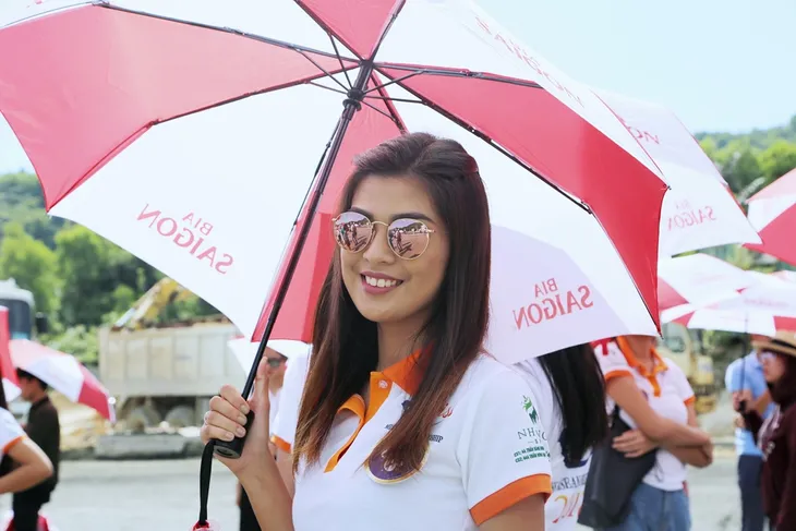 Thí sinh Hoa hậu Hữu nghị ASEAN mang nụ cười đến những công nhân tại Đèo Cả - Ảnh 15. Thí sinh Hoa hậu Hữu nghị ASEAN mang nụ cười đến những công nhân tại Đèo Cả - Ảnh 15.