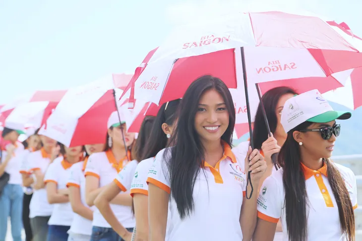 Thí sinh Hoa hậu Hữu nghị ASEAN mang nụ cười đến những công nhân tại Đèo Cả - Ảnh 3. Thí sinh Hoa hậu Hữu nghị ASEAN mang nụ cười đến những công nhân tại Đèo Cả - Ảnh 3.