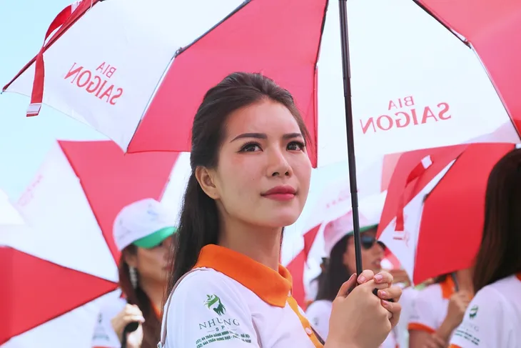 Thí sinh Hoa hậu Hữu nghị ASEAN mang nụ cười đến những công nhân tại Đèo Cả - Ảnh 13. Thí sinh Hoa hậu Hữu nghị ASEAN mang nụ cười đến những công nhân tại Đèo Cả - Ảnh 13.
