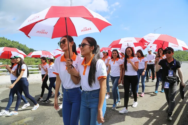 Thí sinh Hoa hậu Hữu nghị ASEAN mang nụ cười đến những công nhân tại Đèo Cả - Ảnh 2. Thí sinh Hoa hậu Hữu nghị ASEAN mang nụ cười đến những công nhân tại Đèo Cả - Ảnh 2.