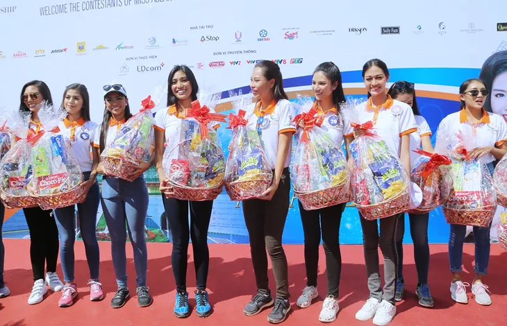 Thí sinh Hoa hậu Hữu nghị ASEAN mang nụ cười đến những công nhân tại Đèo Cả - Ảnh 5. Thí sinh Hoa hậu Hữu nghị ASEAN mang nụ cười đến những công nhân tại Đèo Cả - Ảnh 5.