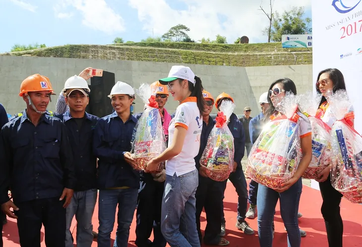 Thí sinh Hoa hậu Hữu nghị ASEAN mang nụ cười đến những công nhân tại Đèo Cả - Ảnh 7. Thí sinh Hoa hậu Hữu nghị ASEAN mang nụ cười đến những công nhân tại Đèo Cả - Ảnh 7.