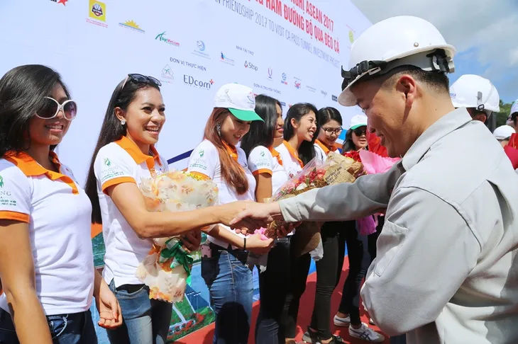 Thí sinh Hoa hậu Hữu nghị ASEAN mang nụ cười đến những công nhân tại Đèo Cả - Ảnh 9. Thí sinh Hoa hậu Hữu nghị ASEAN mang nụ cười đến những công nhân tại Đèo Cả - Ảnh 9.