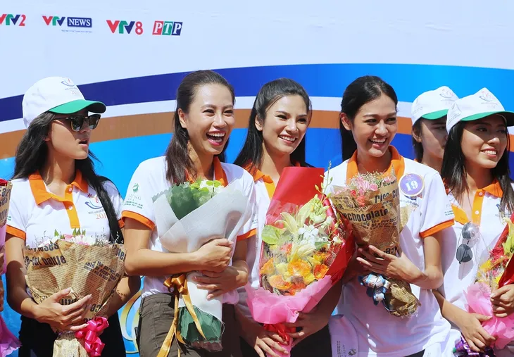 Thí sinh Hoa hậu Hữu nghị ASEAN mang nụ cười đến những công nhân tại Đèo Cả - Ảnh 11. Thí sinh Hoa hậu Hữu nghị ASEAN mang nụ cười đến những công nhân tại Đèo Cả - Ảnh 11.