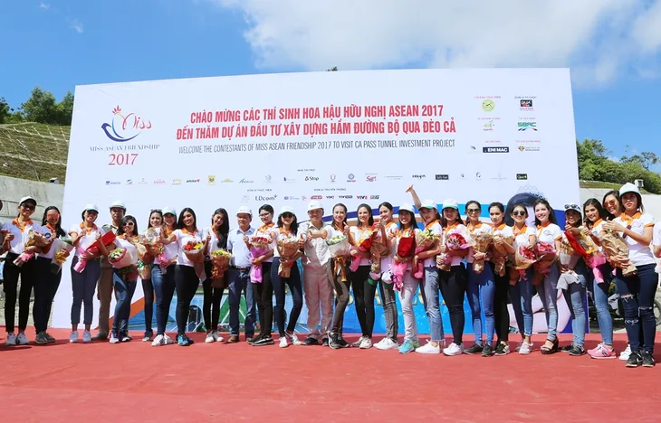 Thí sinh Hoa hậu Hữu nghị ASEAN mang nụ cười đến những công nhân tại Đèo Cả - Ảnh 1. Thí sinh Hoa hậu Hữu nghị ASEAN mang nụ cười đến những công nhân tại Đèo Cả - Ảnh 1.