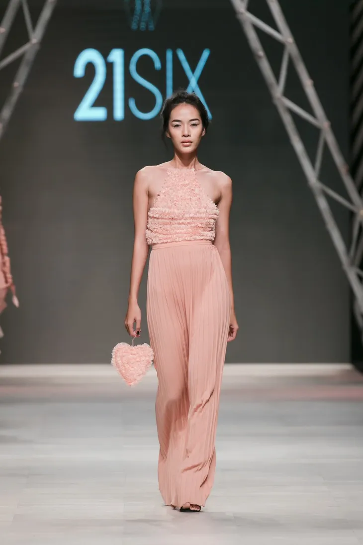 Thêm một thế giới thần tiên trên sàn catwalk Tuần lễ thời trang quốc tế Việt Nam Thu - Đông 2017 - Ảnh 13. Thêm một thế giới thần tiên trên sàn catwalk Tuần lễ thời trang quốc tế Việt Nam Thu - Đông 2017 - Ảnh 13.
