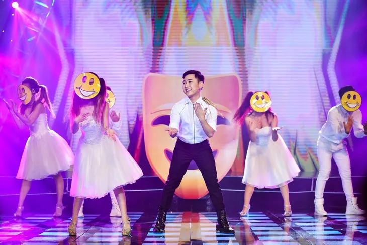 Ưng Hoàng Phúc vừa sâu lắng vừa cuồng nhiệt trong minishow Âm nhạc và Bước nhảy - Ảnh 4. Ưng Hoàng Phúc vừa sâu lắng vừa cuồng nhiệt trong minishow Âm nhạc và Bước nhảy - Ảnh 4.