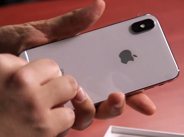 Thiếu hụt iPhone X: Cú lừa thế kỷ của Apple? - Ảnh 1. Thiếu hụt iPhone X: Cú lừa thế kỷ của Apple? - Ảnh 1.
