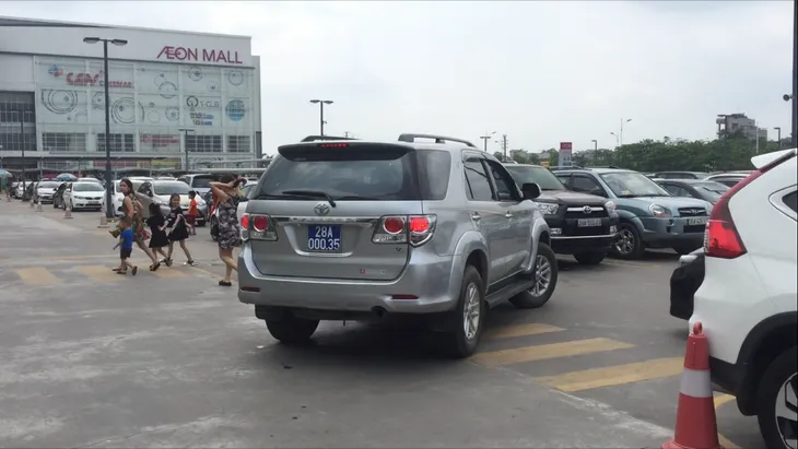 Nhiều ô tô biển xanh xuất hiện tại các khu vui chơi dịp lễ 1/5 - Ảnh 11. Nhiều ô tô biển xanh xuất hiện tại các khu vui chơi dịp lễ 1/5 - Ảnh 11.