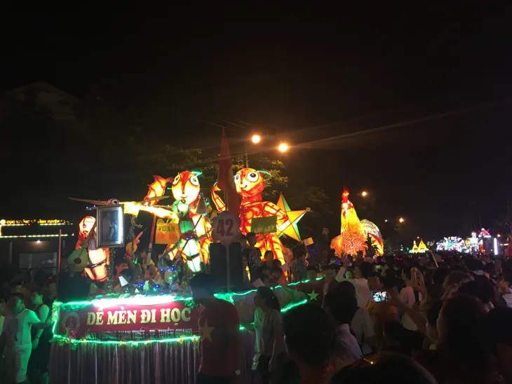 Tuyên Quang rực rỡ sắc màu trung thu với lễ hội lồng đèn khổng lồ - Ảnh 13. Tuyên Quang rực rỡ sắc màu trung thu với lễ hội lồng đèn khổng lồ - Ảnh 13.