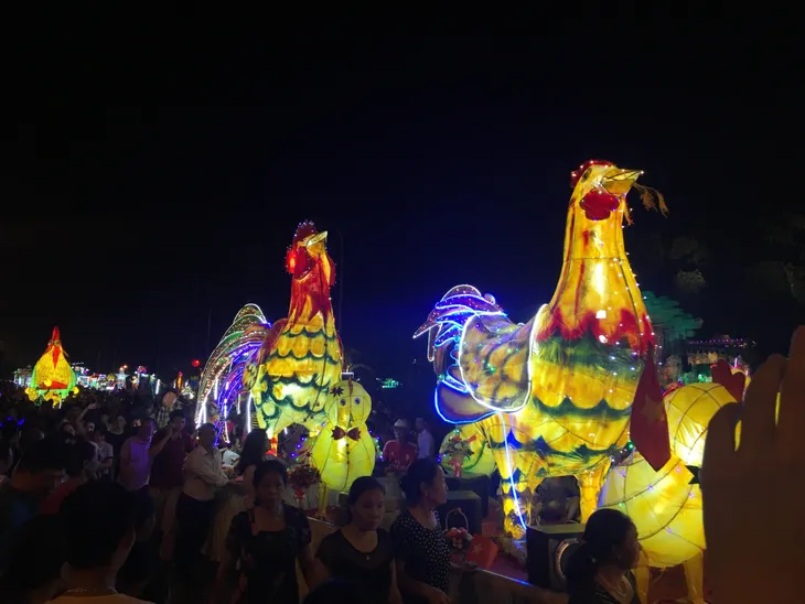 Tuyên Quang rực rỡ sắc màu trung thu với lễ hội lồng đèn khổng lồ - Ảnh 12. Tuyên Quang rực rỡ sắc màu trung thu với lễ hội lồng đèn khổng lồ - Ảnh 12.