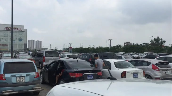 Nhiều ô tô biển xanh xuất hiện tại các khu vui chơi dịp lễ 1/5 - Ảnh 2. Nhiều ô tô biển xanh xuất hiện tại các khu vui chơi dịp lễ 1/5 - Ảnh 2.