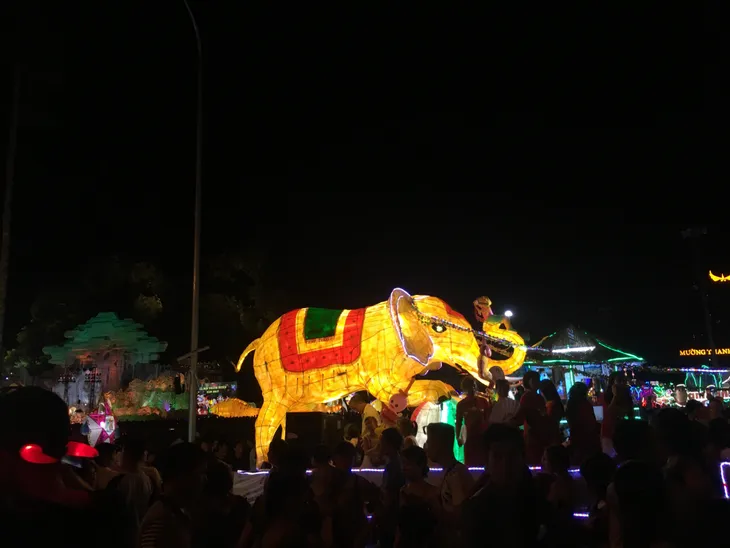 Tuyên Quang rực rỡ sắc màu trung thu với lễ hội lồng đèn khổng lồ - Ảnh 11. Tuyên Quang rực rỡ sắc màu trung thu với lễ hội lồng đèn khổng lồ - Ảnh 11.