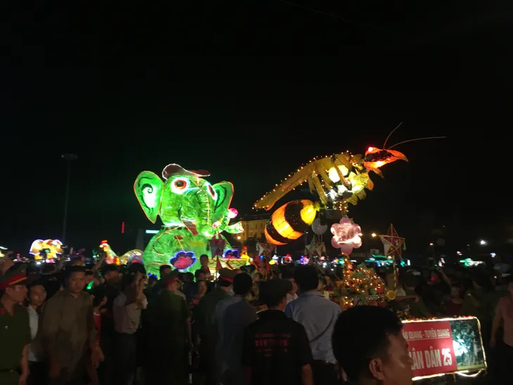 Tuyên Quang rực rỡ sắc màu trung thu với lễ hội lồng đèn khổng lồ - Ảnh 10. Tuyên Quang rực rỡ sắc màu trung thu với lễ hội lồng đèn khổng lồ - Ảnh 10.