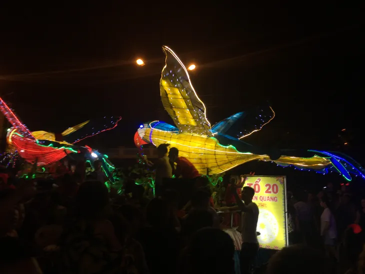 Tuyên Quang rực rỡ sắc màu trung thu với lễ hội lồng đèn khổng lồ - Ảnh 8. Tuyên Quang rực rỡ sắc màu trung thu với lễ hội lồng đèn khổng lồ - Ảnh 8.