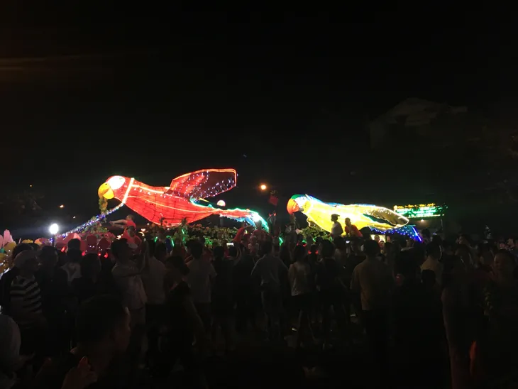 Tuyên Quang rực rỡ sắc màu trung thu với lễ hội lồng đèn khổng lồ - Ảnh 7. Tuyên Quang rực rỡ sắc màu trung thu với lễ hội lồng đèn khổng lồ - Ảnh 7.