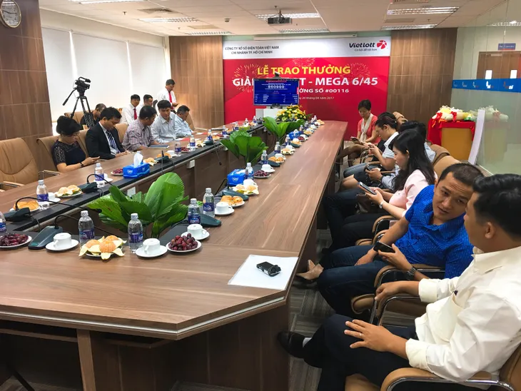 Lần đầu tiên công khai diện mạo và danh tính người trúng Vietlott - Ảnh 1. Lần đầu tiên công khai diện mạo và danh tính người trúng Vietlott - Ảnh 1.