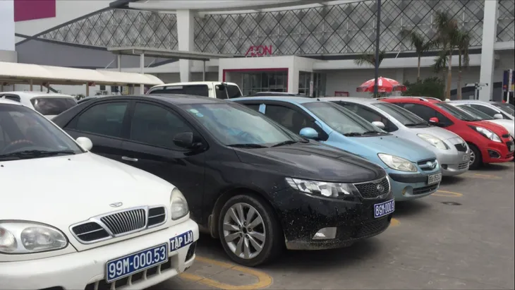 Nhiều ô tô biển xanh xuất hiện tại các khu vui chơi dịp lễ 1/5 - Ảnh 8. Nhiều ô tô biển xanh xuất hiện tại các khu vui chơi dịp lễ 1/5 - Ảnh 8.