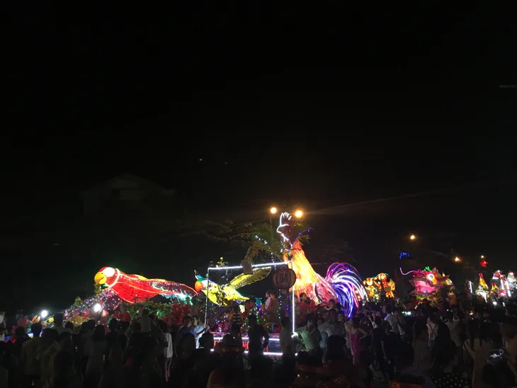Tuyên Quang rực rỡ sắc màu trung thu với lễ hội lồng đèn khổng lồ - Ảnh 4. Tuyên Quang rực rỡ sắc màu trung thu với lễ hội lồng đèn khổng lồ - Ảnh 4.