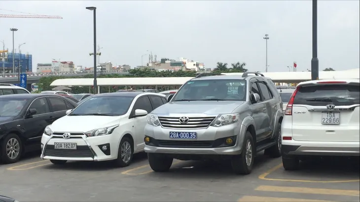 Nhiều ô tô biển xanh xuất hiện tại các khu vui chơi dịp lễ 1/5 - Ảnh 5. Nhiều ô tô biển xanh xuất hiện tại các khu vui chơi dịp lễ 1/5 - Ảnh 5.