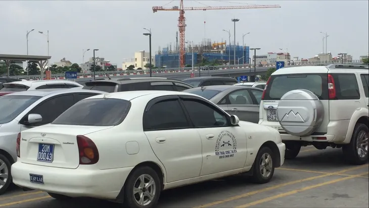 Nhiều ô tô biển xanh xuất hiện tại các khu vui chơi dịp lễ 1/5 - Ảnh 3. Nhiều ô tô biển xanh xuất hiện tại các khu vui chơi dịp lễ 1/5 - Ảnh 3.