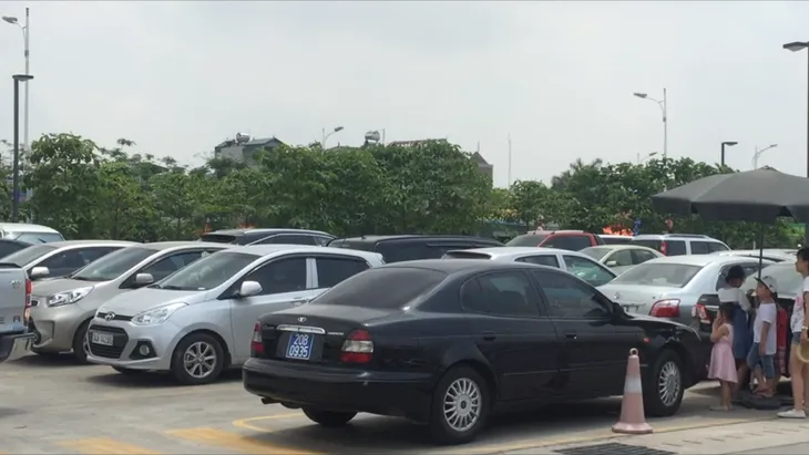 Nhiều ô tô biển xanh xuất hiện tại các khu vui chơi dịp lễ 1/5 - Ảnh 4. Nhiều ô tô biển xanh xuất hiện tại các khu vui chơi dịp lễ 1/5 - Ảnh 4.