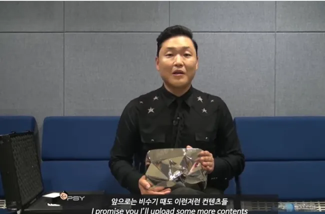 Psy nhận nút kim cương của Youtube - Ảnh 1. Psy nhận nút kim cương của Youtube - Ảnh 1.