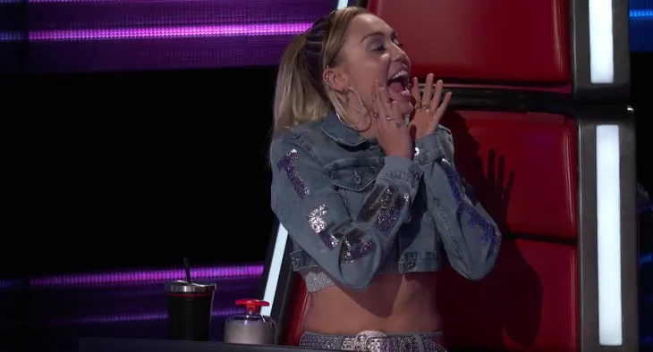 Miley Cyrus cuống cuồng ngã nhào trước thí sinh The Voice Mỹ - Ảnh 2. Miley Cyrus cuống cuồng ngã nhào trước thí sinh The Voice Mỹ - Ảnh 2.